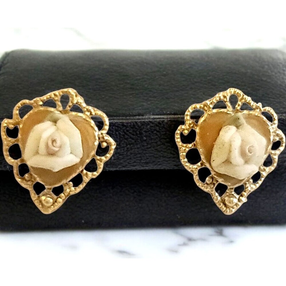 VTG Porcelain Heart Pink Rose Earrings Gold Tone Filigree Detail Cameo Estate